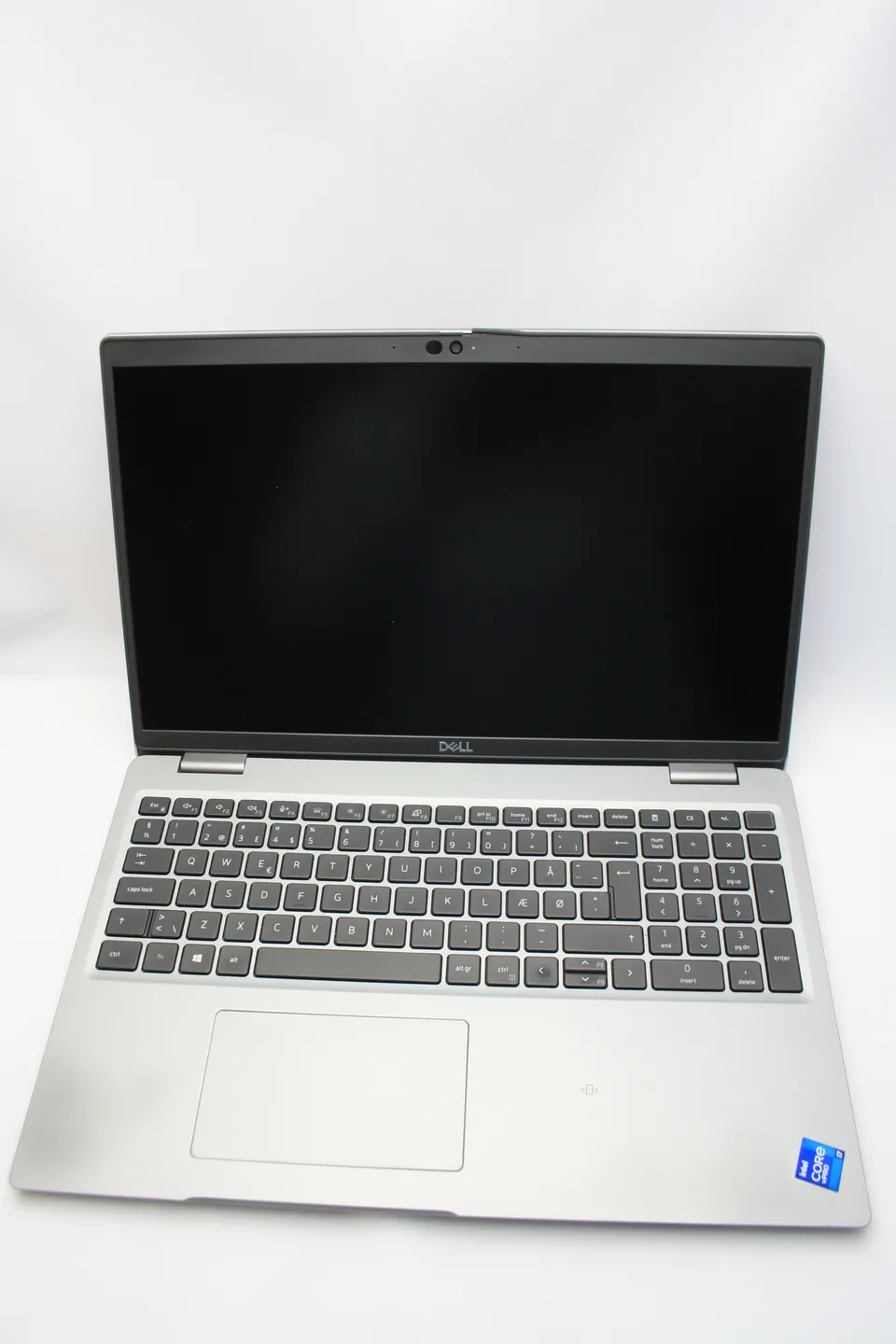 Dell Latitude 5520 спереду: екран з тонкими рамками, клавіатура з цифровим блоком