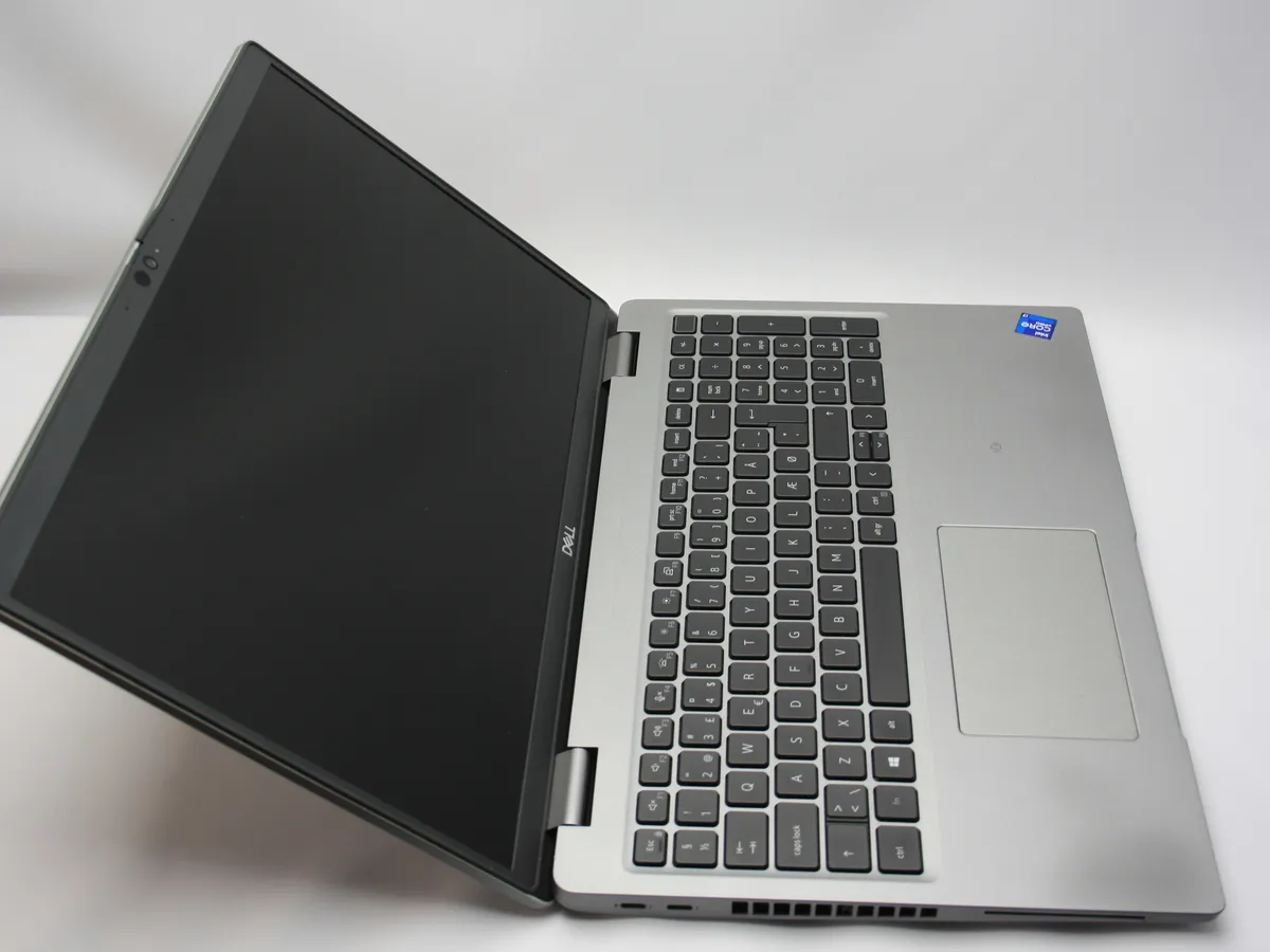 Ноутбук Dell Latitude 5520 у сріблястому корпусі з відкритим екраном