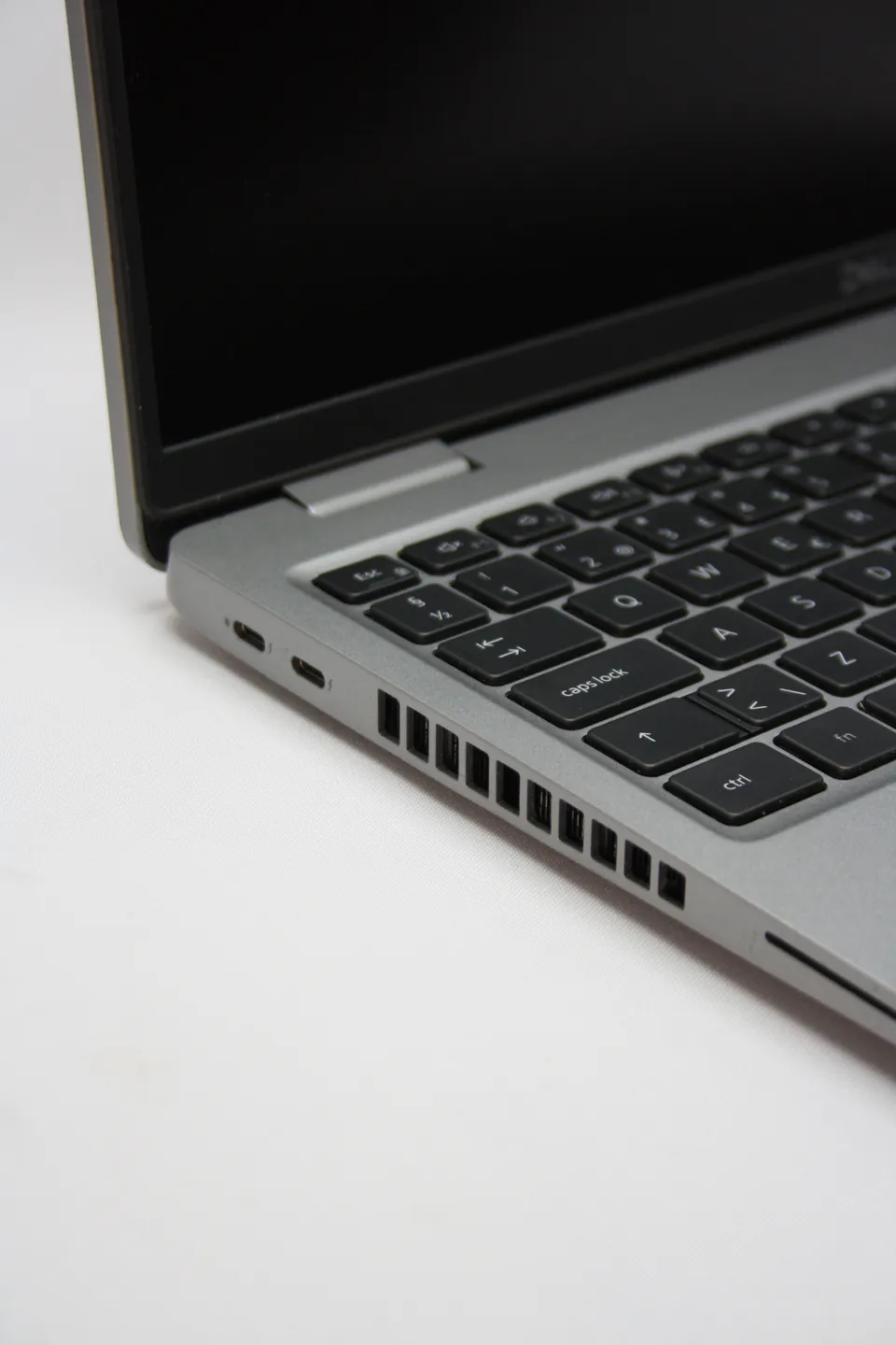 Два порти USB-C з Thunderbolt 4 і вентиляційна решітка на лівій грані Dell Latitude 5520
