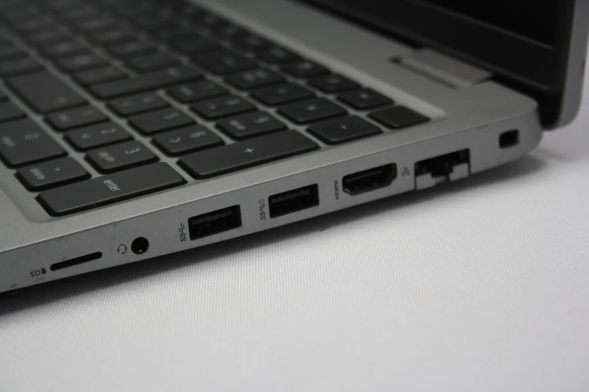 Кардридер microSD, аудіороз'єм, два USB-A, HDMI і RJ-45 на правій грані Dell Latitude 5520