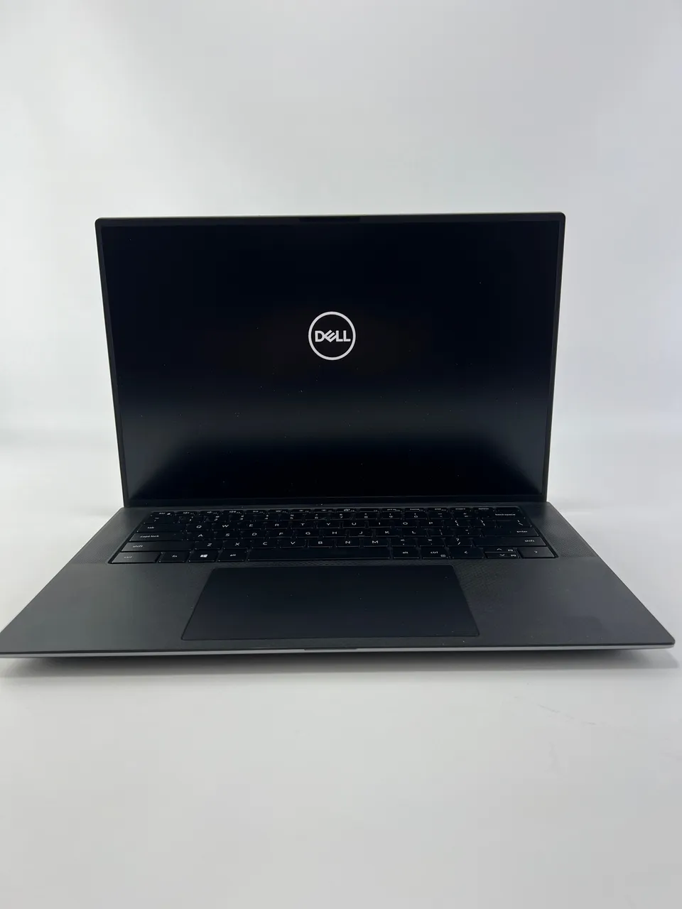Ноутбук Dell Precision 5550 з відкритим екраном на білому фоні