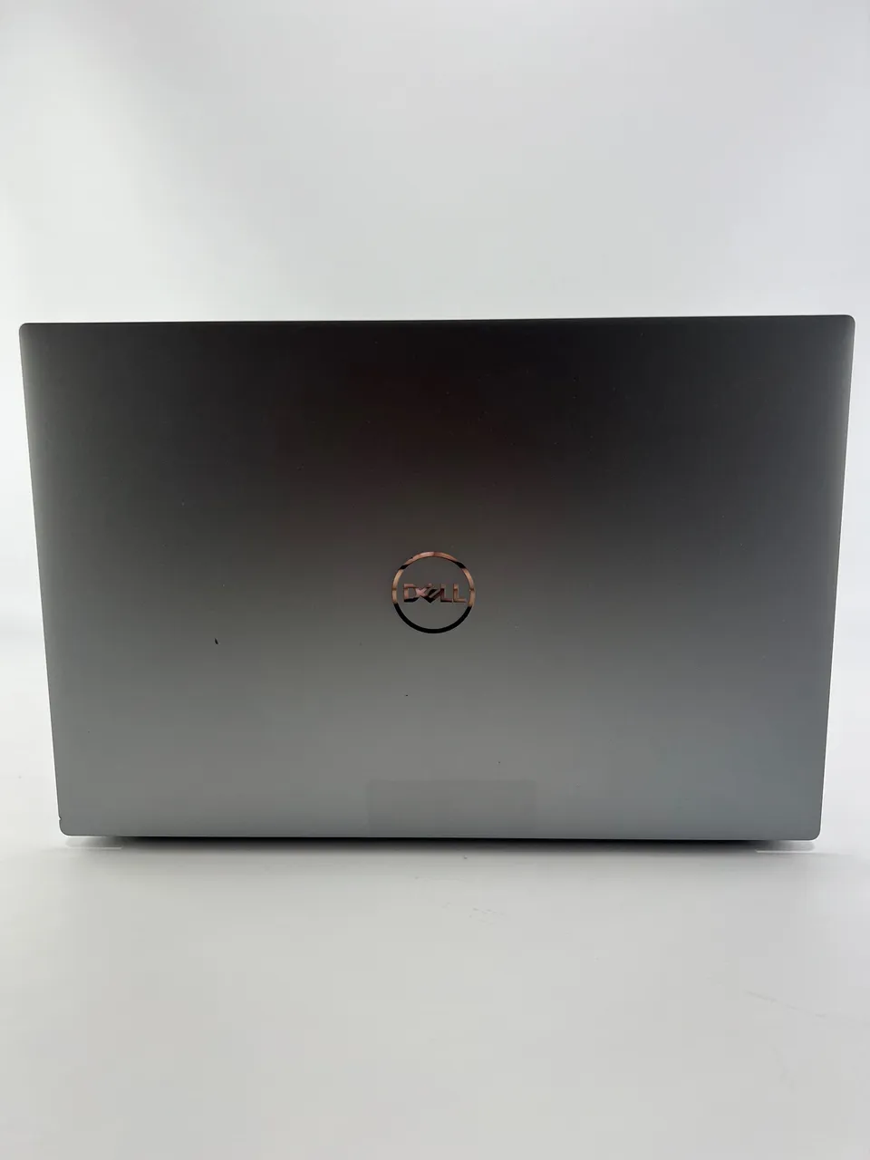 Срібляста алюмінієва кришка Dell Precision 5550