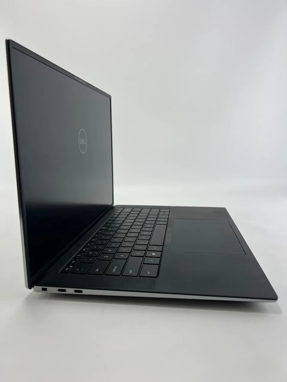 Два порти Thunderbolt 3 на лівій грані Dell Precision 5550