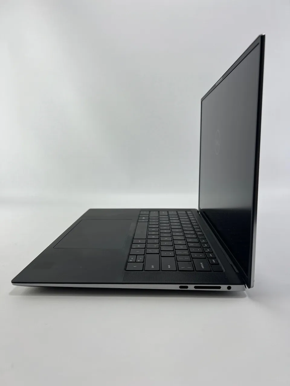 USB-C, кардридер SD і аудіороз'єм на правій грані Dell Precision 5550