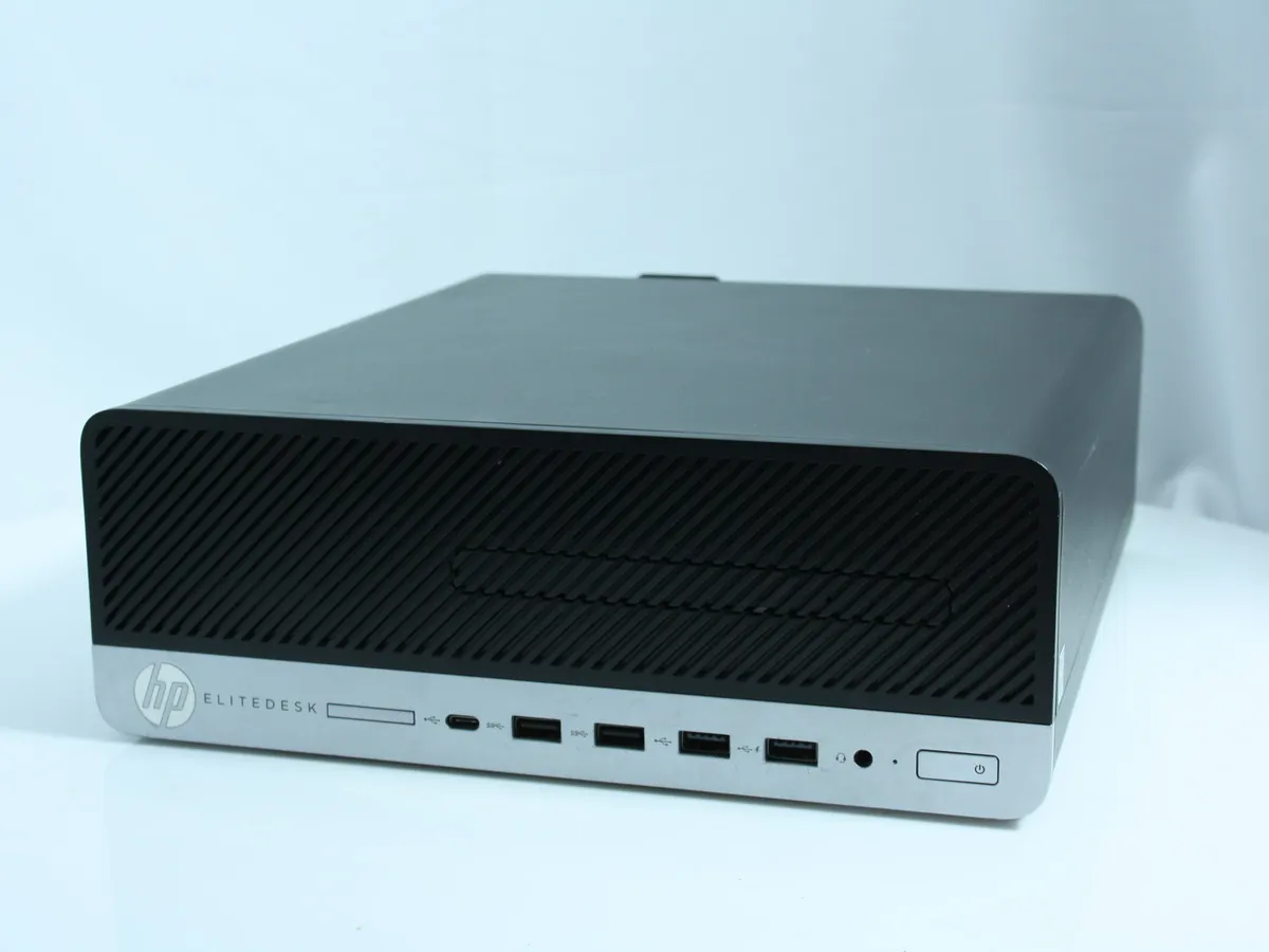 Комп'ютер HP EliteDesk 705 G4 SFF у чорно-сріблястому корпусі