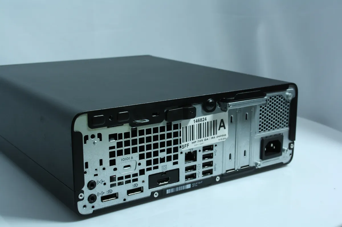 Задня панель HP EliteDesk 705 G4 під кутом: слоти розширення PCIe і блок живлення
