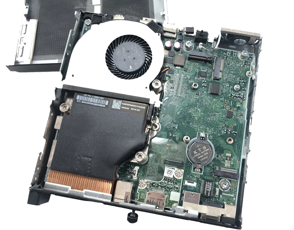 HP EliteDesk 800 G4 Tiny зі знятою кришкою: вентилятор, мідний радіатор, слоти M.2