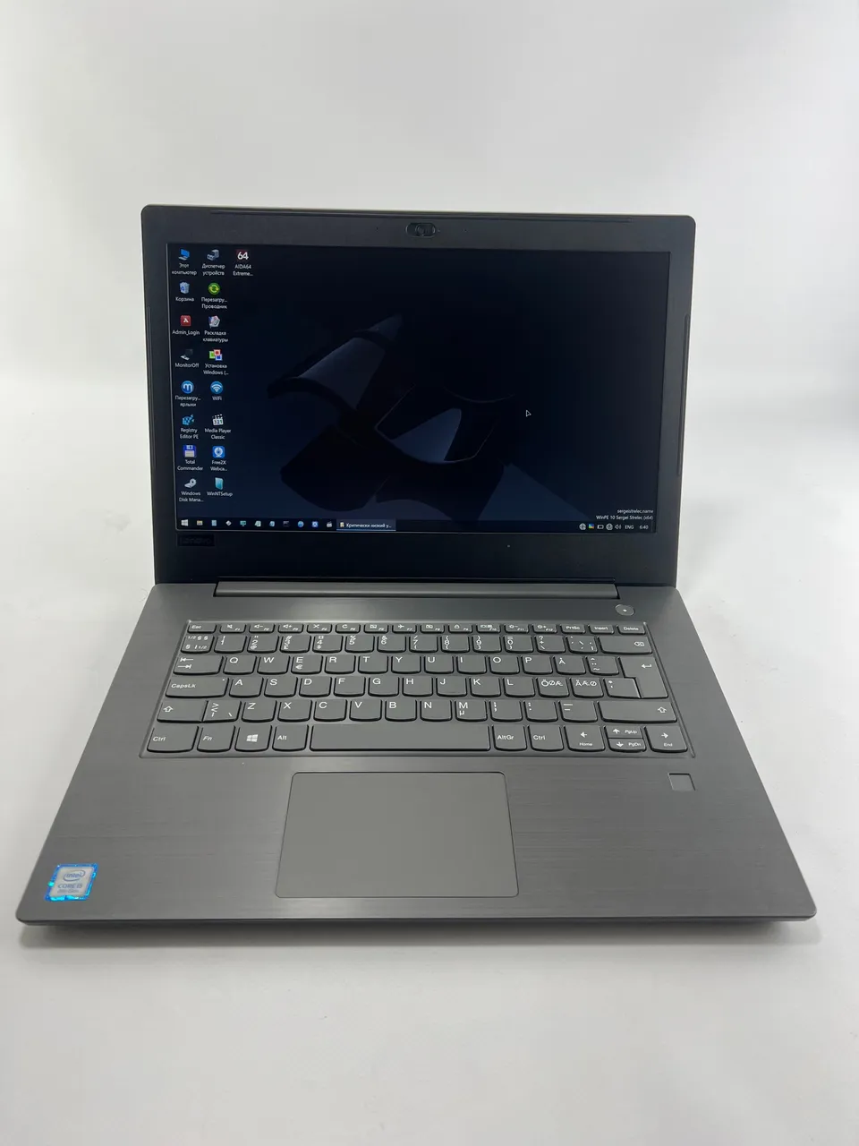 Ноутбук Lenovo V330-14IKB з увімкненим екраном Full HD