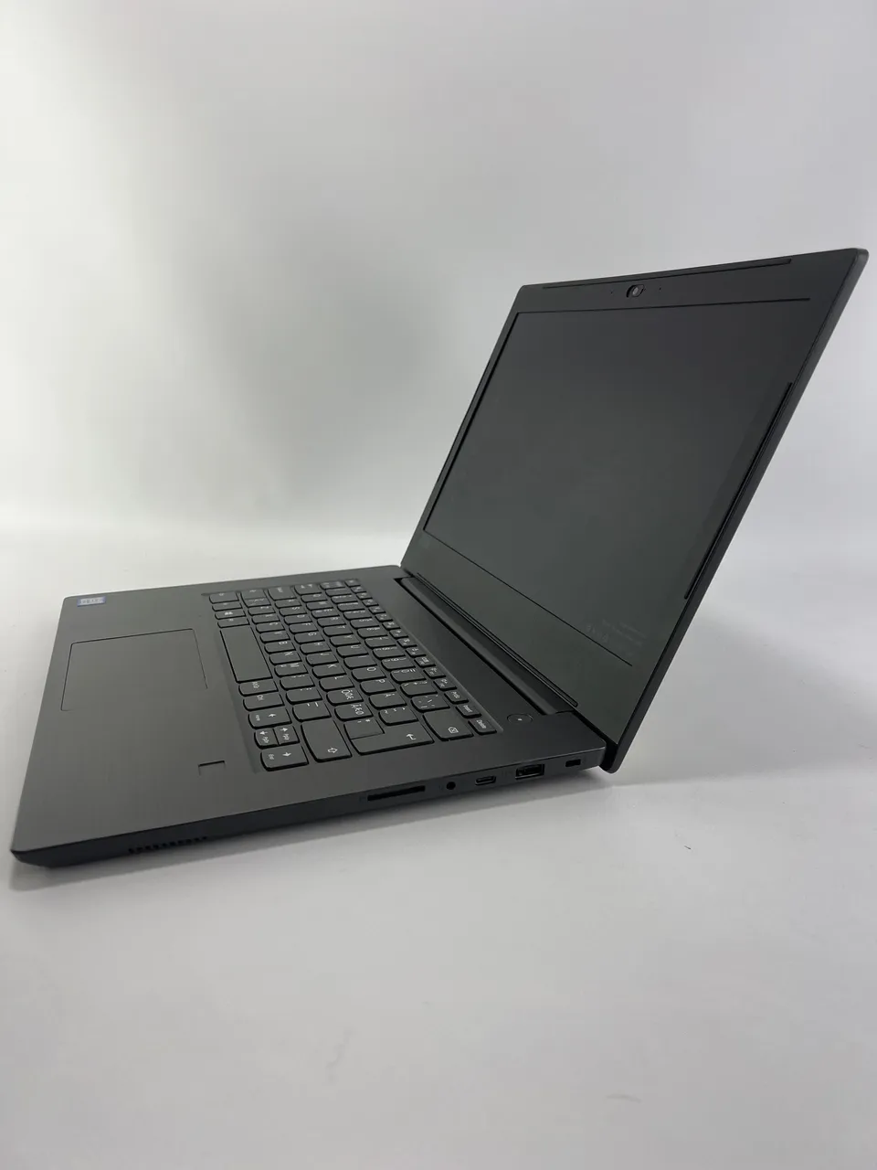 Права грань Lenovo V330-14IKB: кардридер, аудіо, USB