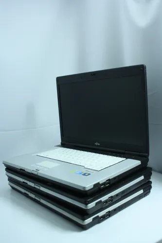 ноутбук Fujitsu-Siemens LifeBook E780 15.6 HD+ Intel Core i7 620M 2670MHz 4MB / 4 GB HDD 250GB /1600x900 WSXGA 16:9 HD+ Intel HD Graphics