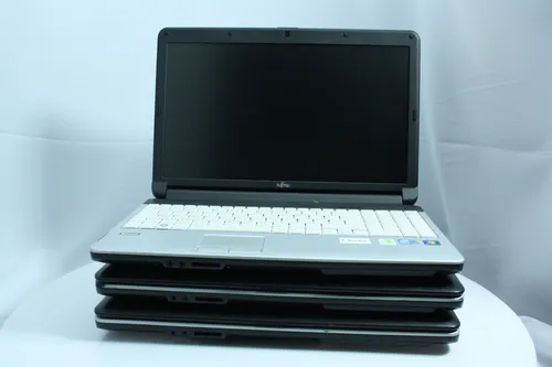 ноутбук Fujitsu-Siemens LifeBook A530 15.6 Intel Core i3 350M 2270MHz 3MB (1nd) / 4 GB SSD 120GB /1366x768 WXGA LED 16:9 Intel HD Graphics Grade А Slim DVD-RW