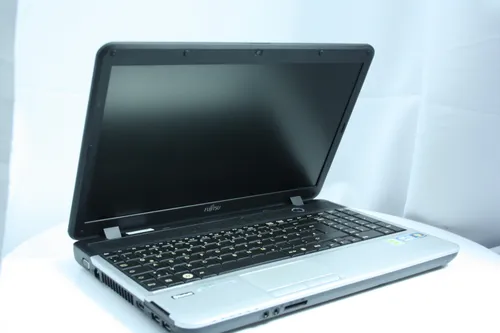 ноутбук Fujitsu-Siemens LifeBook A531 15.6 HD+ Intel Core i5 2410M 2300MHz 3MB (2nd) / 4 GB SSD 120GB /1600x900 WSXGA 16:9 HD+ Intel HD Graphics 3000 Grade А Slim DVD-RW